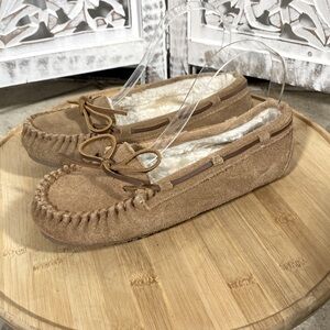 Minnetonka Women’s Tan Suede Leather Moccasin Slippers Size 7 Faux Fur Lining